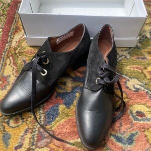 Hispanitas Black Leather Women's Lace-Up Oxfords